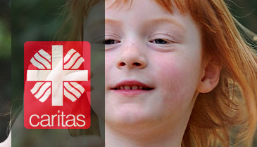 "Caritas Logo mit lächelten Mädchen"